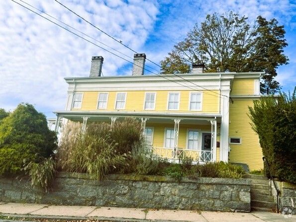 Building Photo - 5 Granite St Unit Ship Captain's House