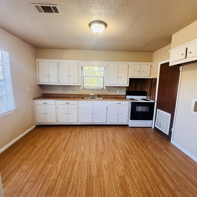 Photo - 4024 Howard St Unit B
