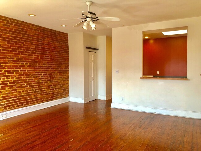 Photo - For Rent: Charming Living on St. Paul Street MD 21218 – Your Urban Retreat Awaits! Unidad 3