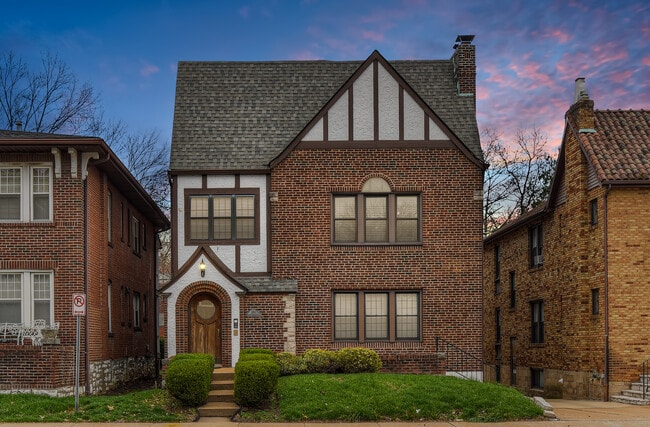 Front of the building - 404 S Hanley Rd Unit 2S