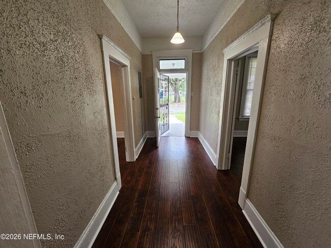 Photo - 836 W 21st St