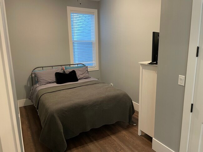 Photo - 1841 W School St Unit 1