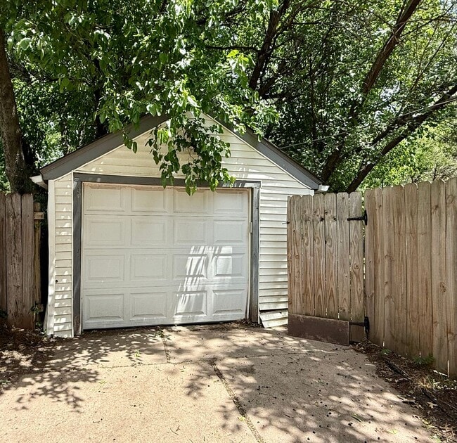 Photo - 716 S Broadview St