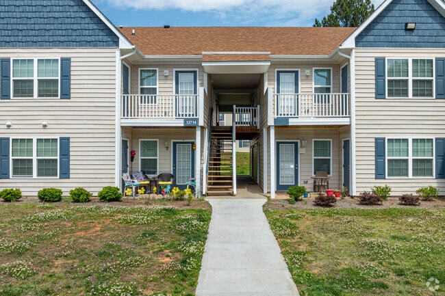 Entrada del edificio - Pines at Carolina Place