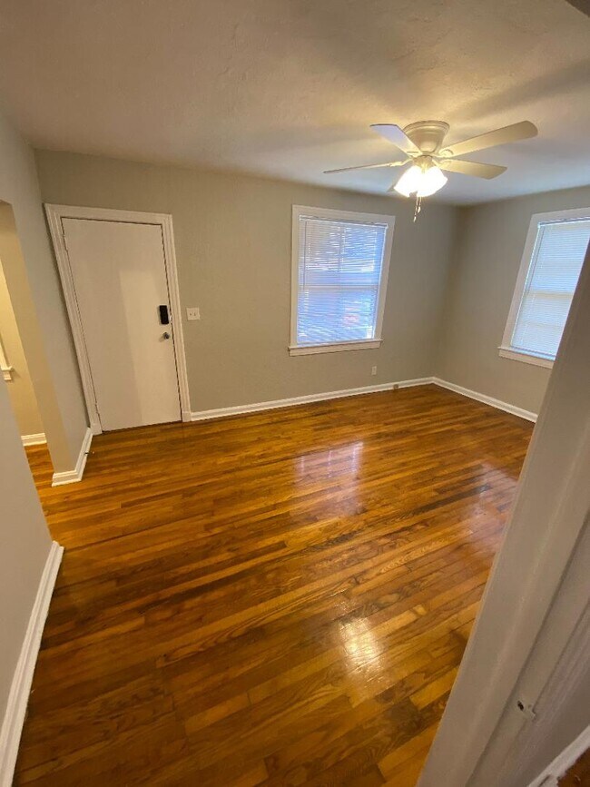 Puerta principal del salón - 2741 Riverside Ave Apartamentos Unidad 2741