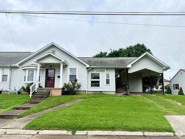 Building Photo - GROUND LEVEL 2 BEDROOM DUPLEX Rental
