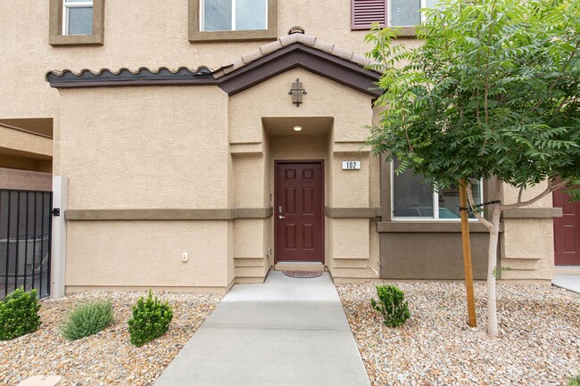 Newer three bedroom unit in gated communit... - Newer three bedroom unit in gated communit... Casa