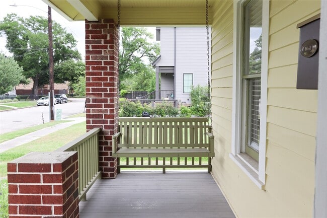 Photo - 220 W 16th St