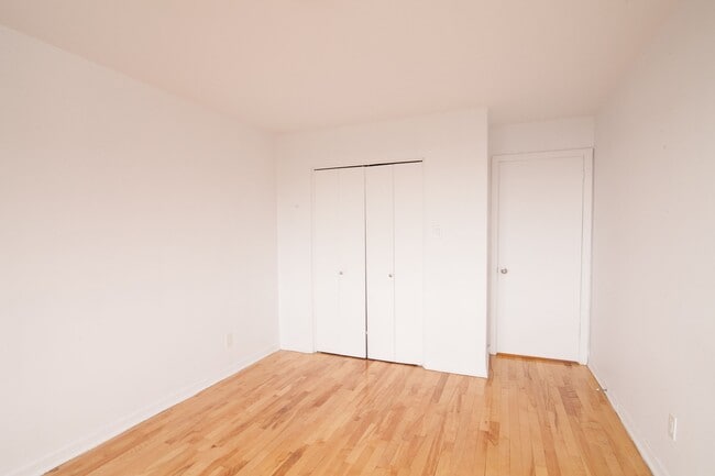 Photo - 4590 Chemin Queen Mary Unit 107