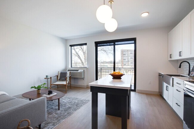 Photo - The Reeve Lakeside