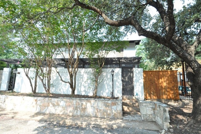 Building Photo - LOCATION! RENOVATED BATHROOM! Rental