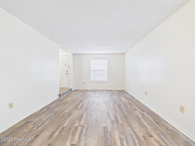 Photo - 114 Country Ln