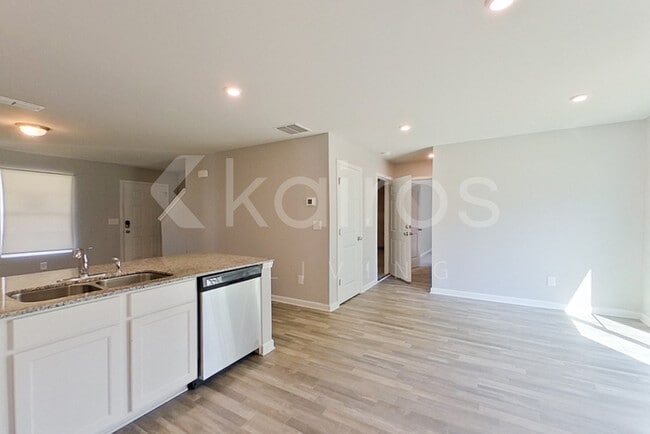 Photo - 111 Lochwolde Dr