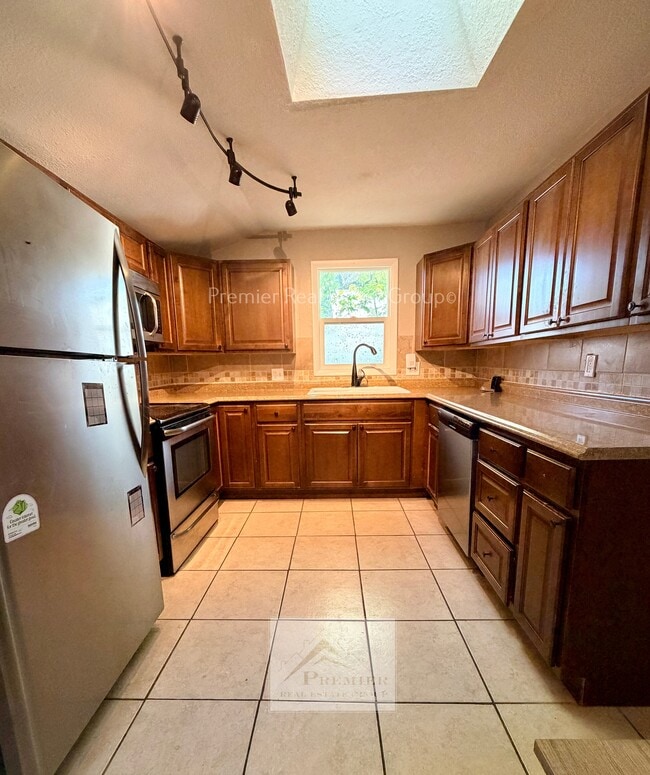 Photo - 220 Willow St