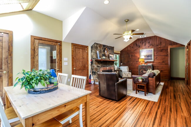 5 Birch Ln