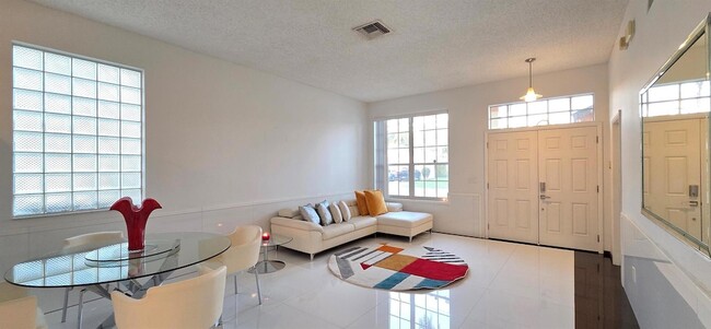 Photo - 661 Lake Wellington Dr