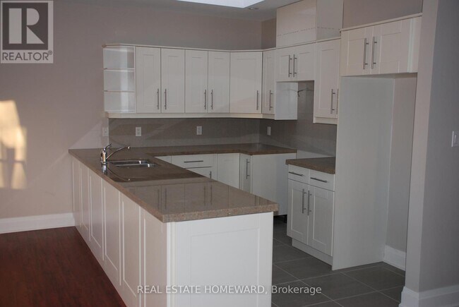 Photo - 425 Queen St E