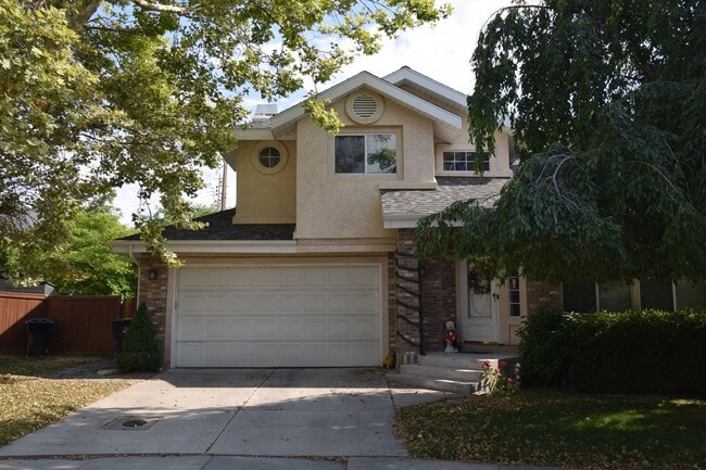 Building Photo - Bright Holladay 4 Bed Home – High Ceilings in Prime Location!!