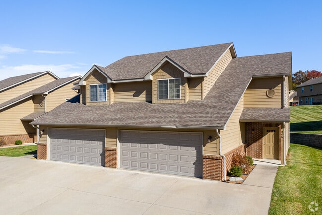 ¡Garajes adjuntos para 2 autos! - THE FALLS OF COLUMBIA