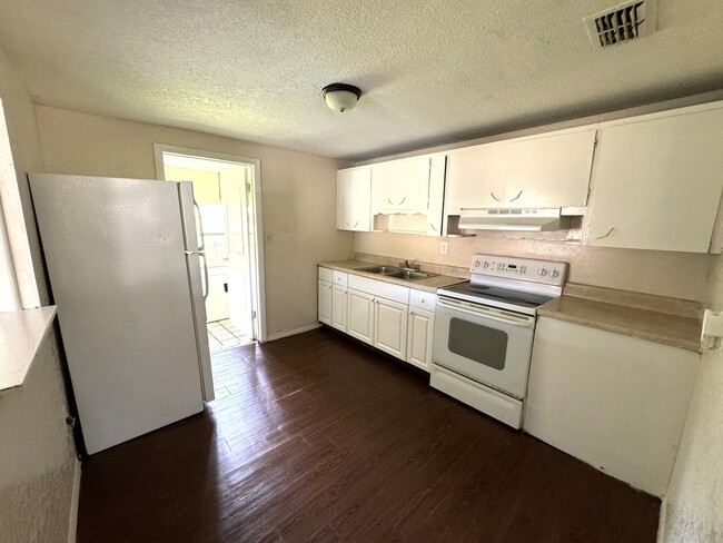 Lakeland 3 Bedroom 1 Bath Home! NO APPLICA... - Lakeland 3 Bedroom 1 Bath Home! NO APPLICA...