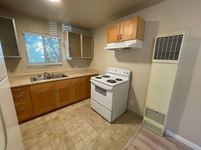 Photo - 430 E 8th St