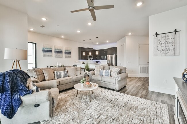 Photo - 15260 TX-105 Unidad 106