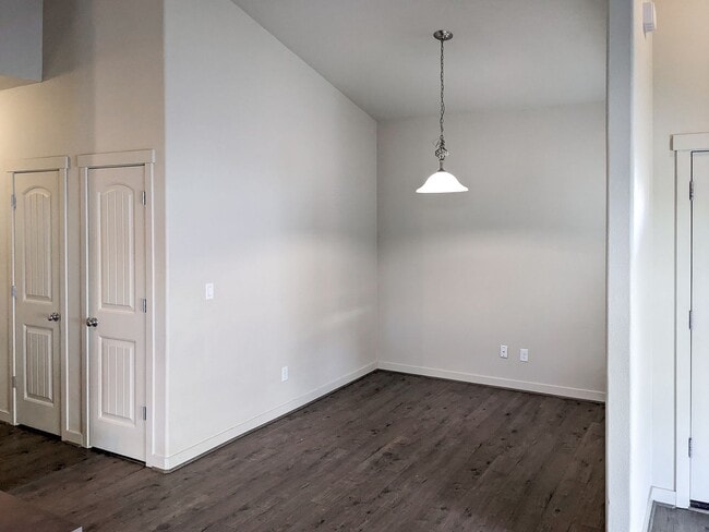 Photo - 958 Harbour Ln NE