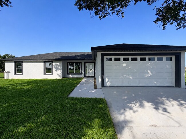 Building Photo - 7016 Golf Club Dr