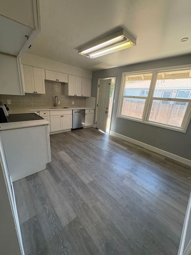 Photo - 2450 Ione St