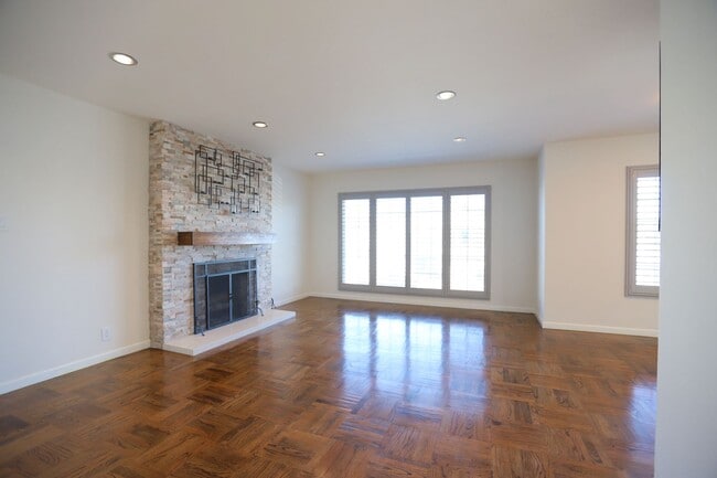 Photo - 140 Avalon Dr Unit -Upper