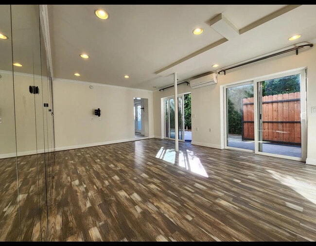 Photo - 2127 Vine St Apartments Unit 3/4