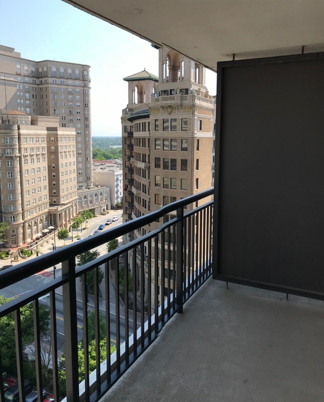 Building Photo - 620 Peachtree St NE Unit 1402