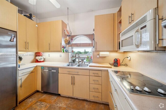 Building Photo - 9008 Collins Ave Rental