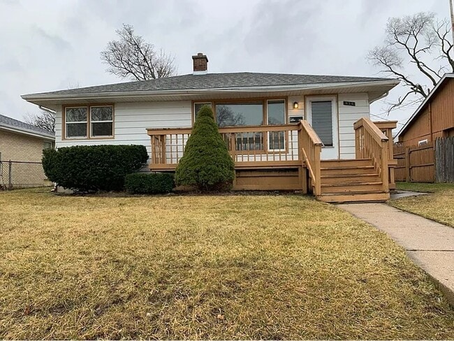 Building Photo - 3 Bedroom House in Waukegan