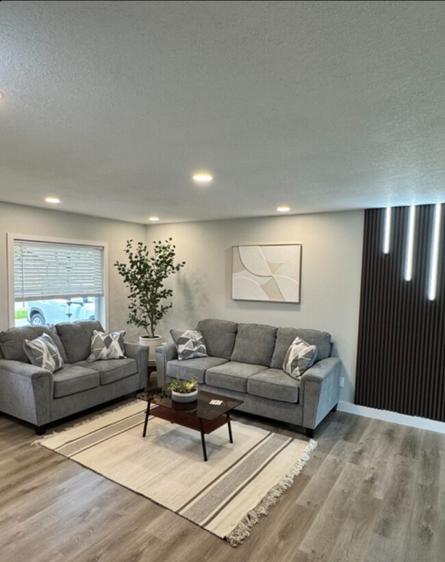House close to UCF & Valencia with 4 Bedrooms for Students!