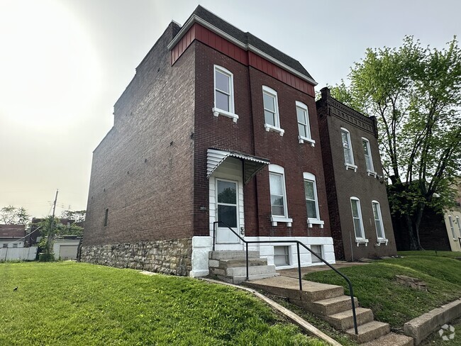 Building Photo - 3726 Iowa Ave Unit 2nd floor Rental