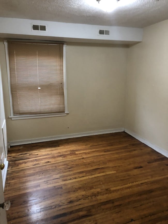 Dormitorio - 5301 W Jackson Blvd
