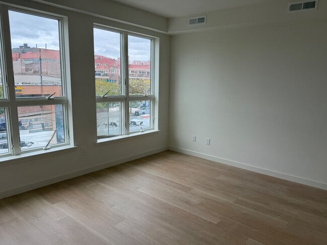 Photo - 3112 Emmons Ave