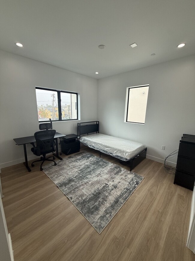 Building Photo - 1200 W 37th Dr Unit Room 2