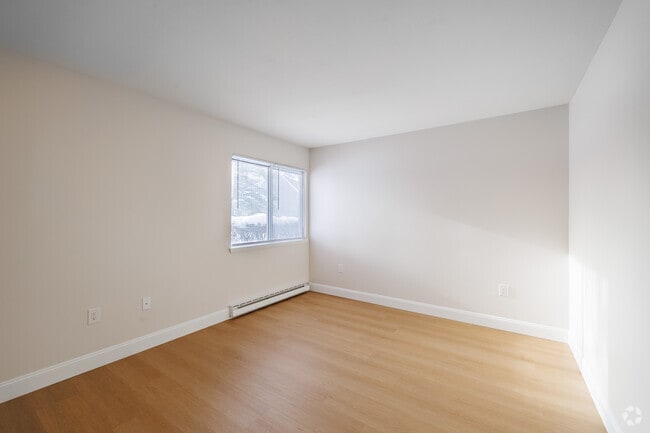 3 habitaciones, 2 baños - 1260 pies cuadrados - Dormitorio principal - Meadowbrook Estates