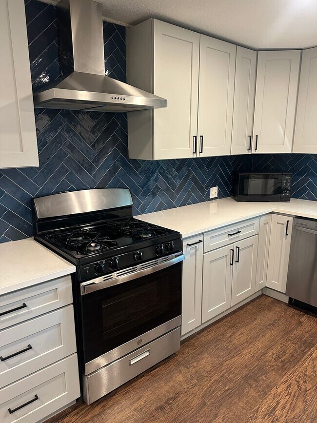 Photo - Large 5 Bedroom House in North Campus!