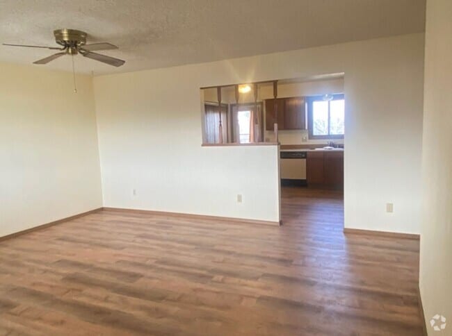 Building Photo - Bright & Roomy 2 Bedroom Apartment in Gree... Unit 5