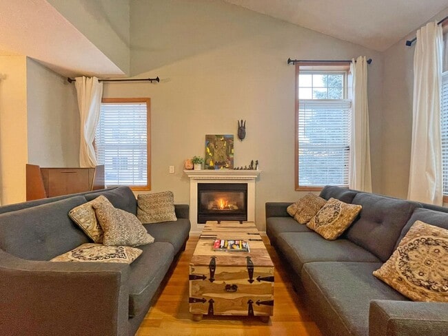 Photo - Spacious End Unit Townhome with Fireplace and Vaulted Ceilings is Pet Friendly!