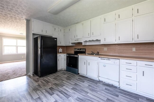 Photo - 469 Southern Way