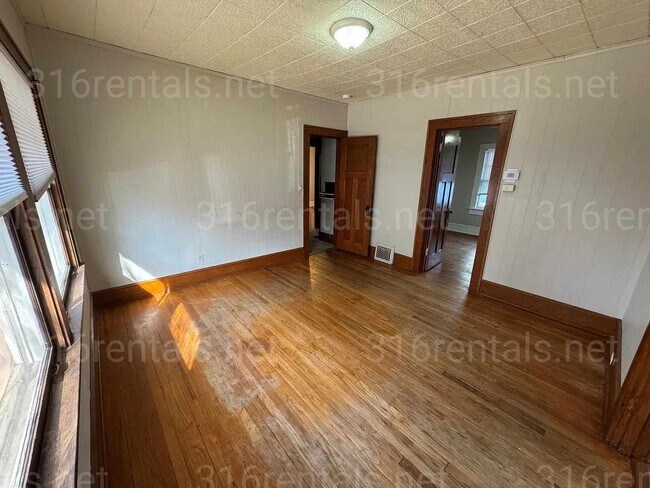 Photo - $1,250 - 2 bedroom / 1 bathroom - Single F...
