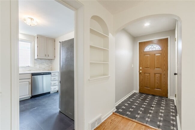 Photo - 345 Colebourne Rd