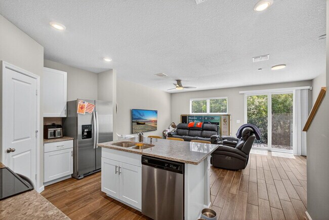 Photo - 392 SE Sea Hunt Way