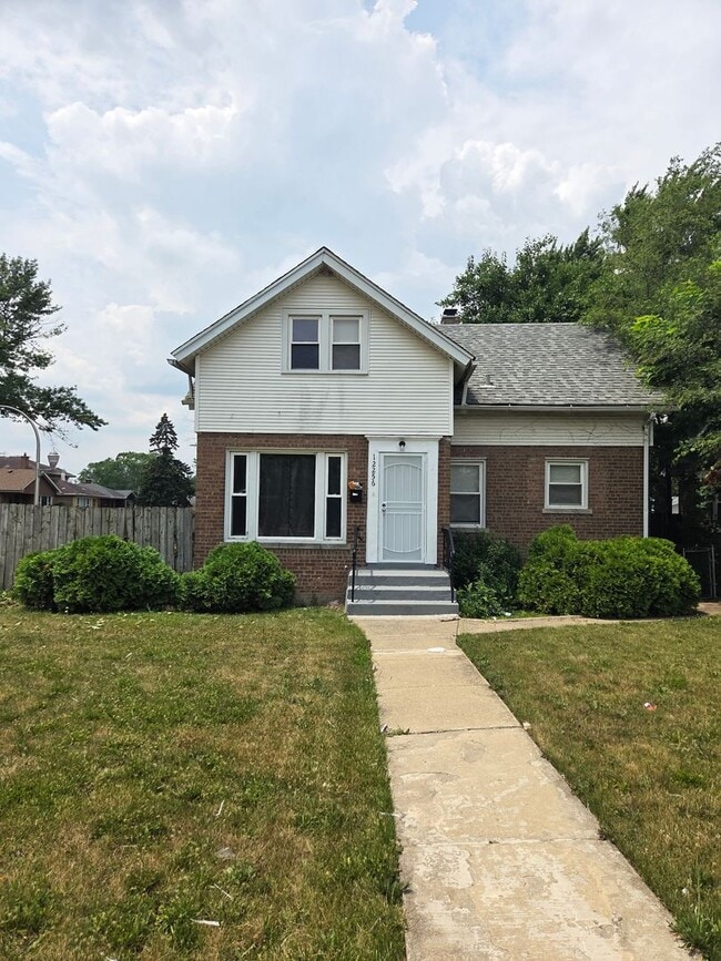 Building Photo - Spacious 4-5 Bedroom, 2-Bath Corner Lot Ho... Rental