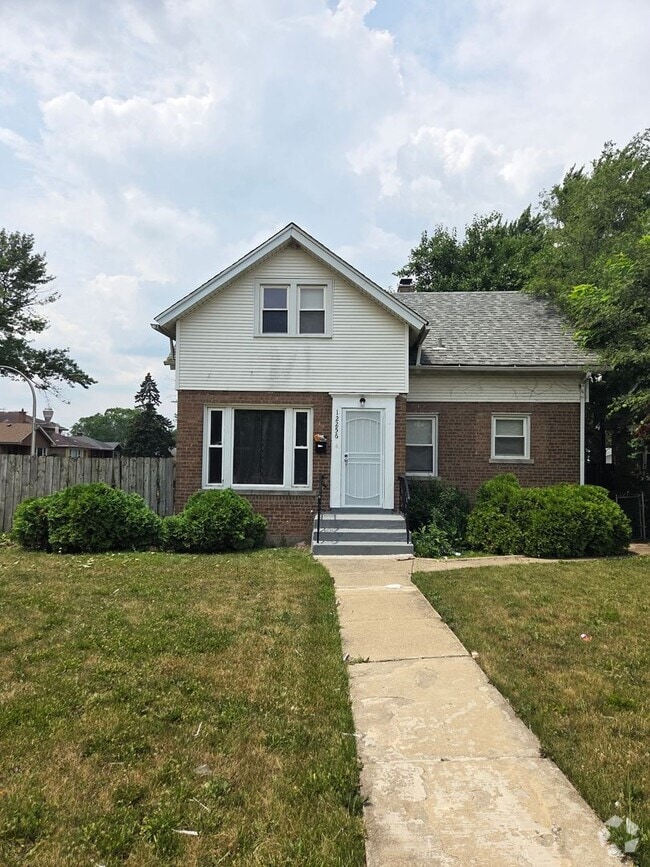 Building Photo - Spacious 4-5 Bedroom, 2-Bath Corner Lot Ho... Rental