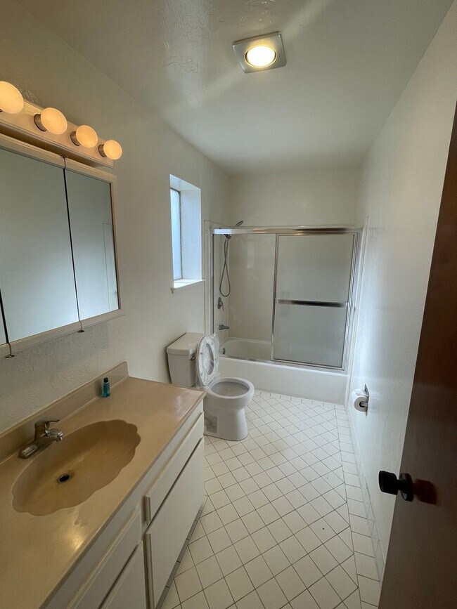 Photo - Newly Renovated Spacious Two-Bedroom Apart... Unit LTMON5
